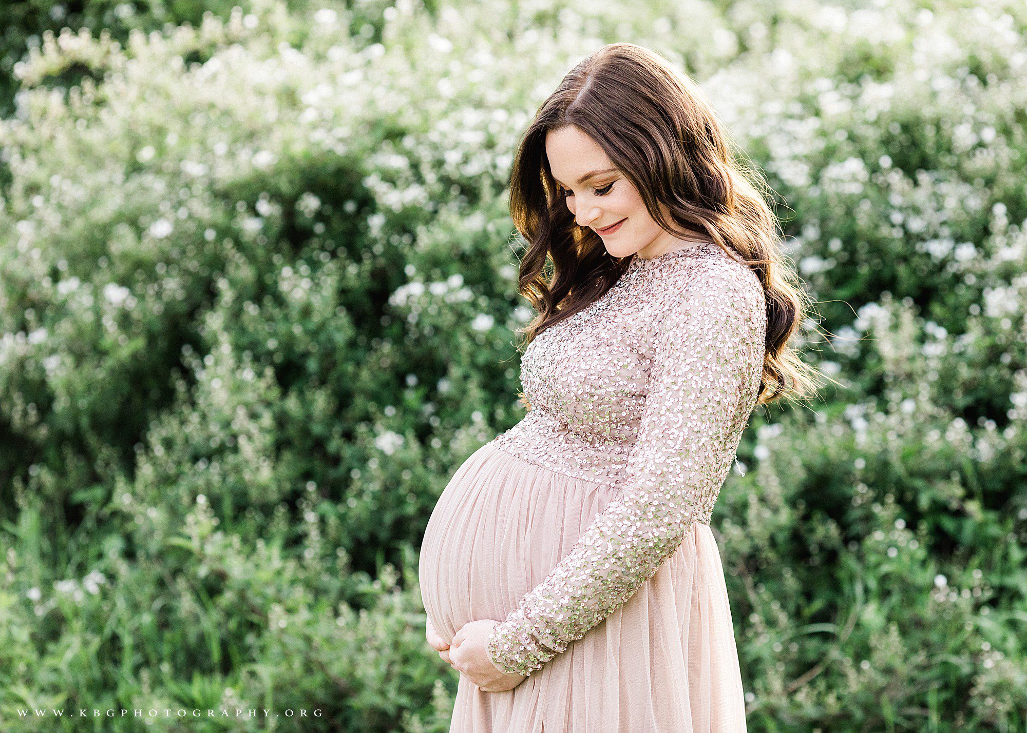 expecting mother in garrard landing park - roswell maternity photographer 