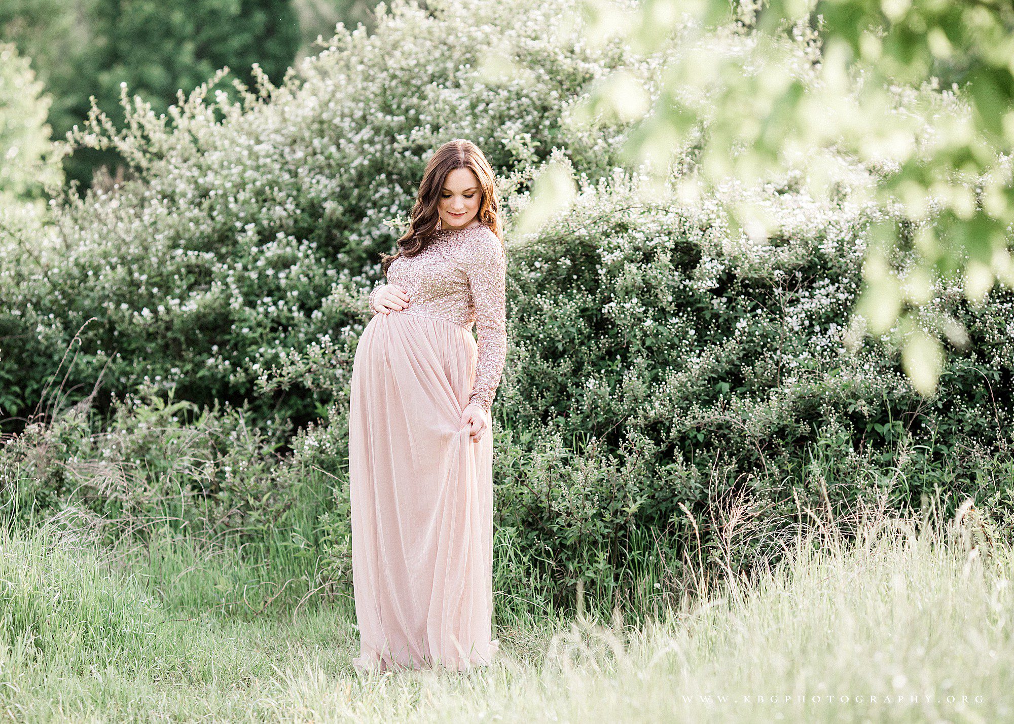 mother posing through the leaves - atlanta maternity session