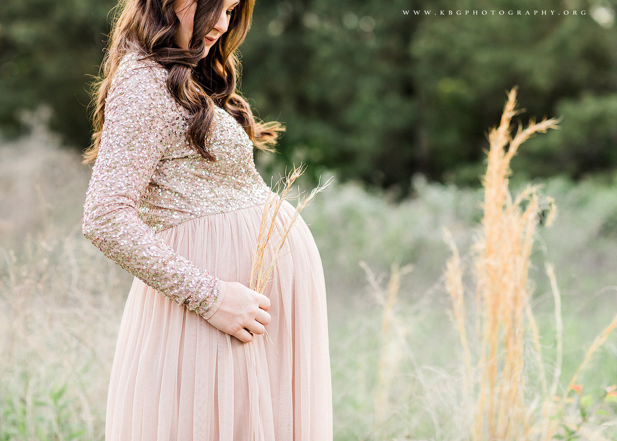 expecting mother in field - atlanta maternity session 