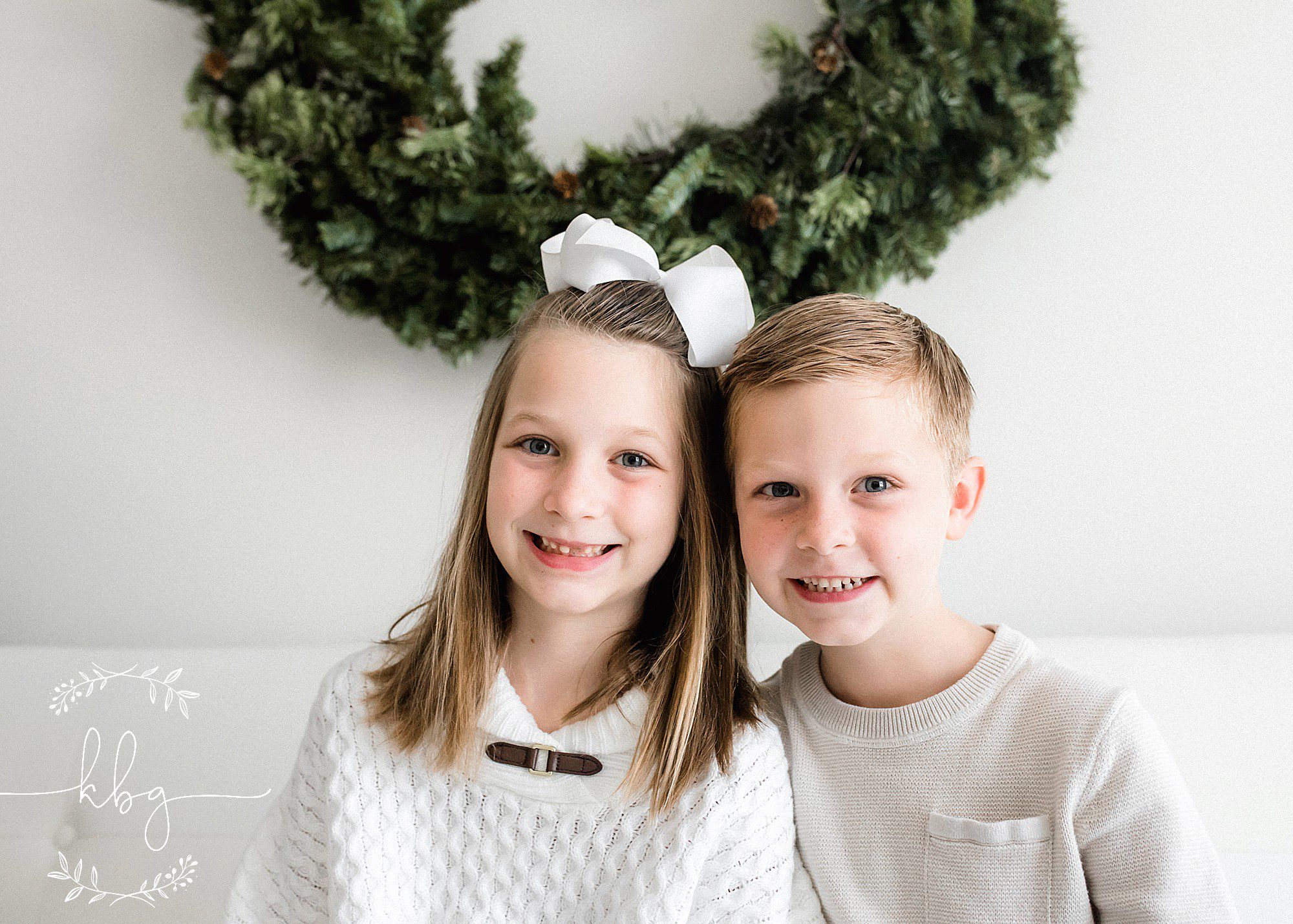 siblings posing on couch by wreath - atlanta child photographer 